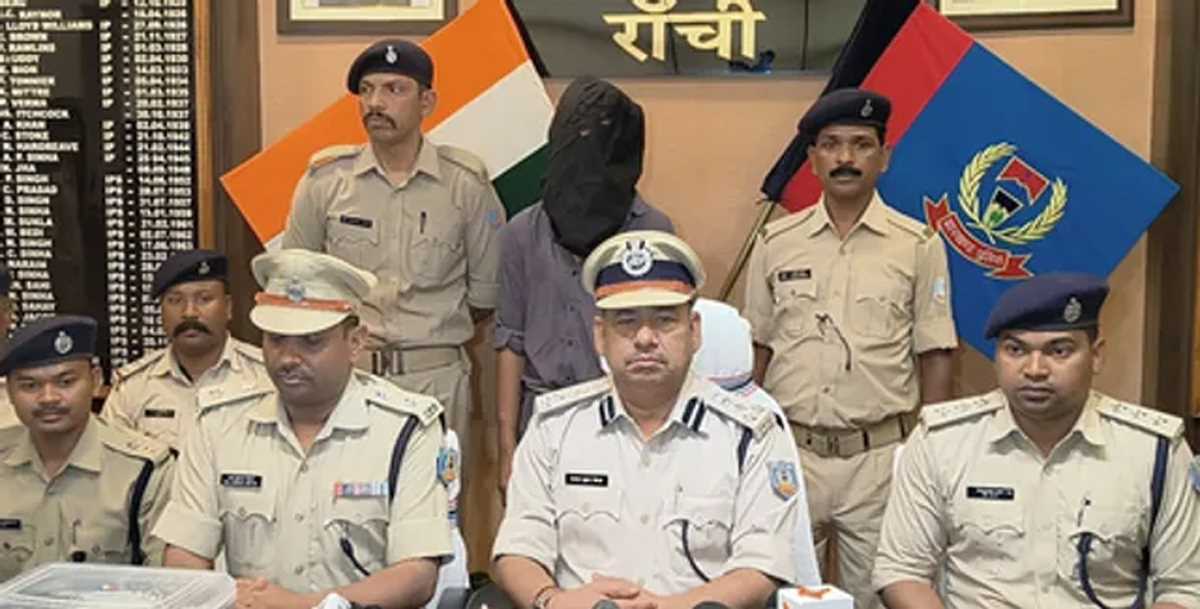 रांची में कारोबारी की गर्दन काटकर हत्या का आरोपी गिरफ्तार, हथियार और खून सना कपड़ा बरामद